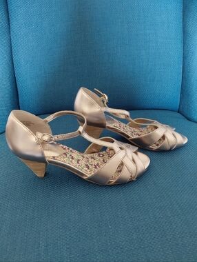 Gold Leather Seychelles Heritage Sandals Heels Cute Stylish Comfy